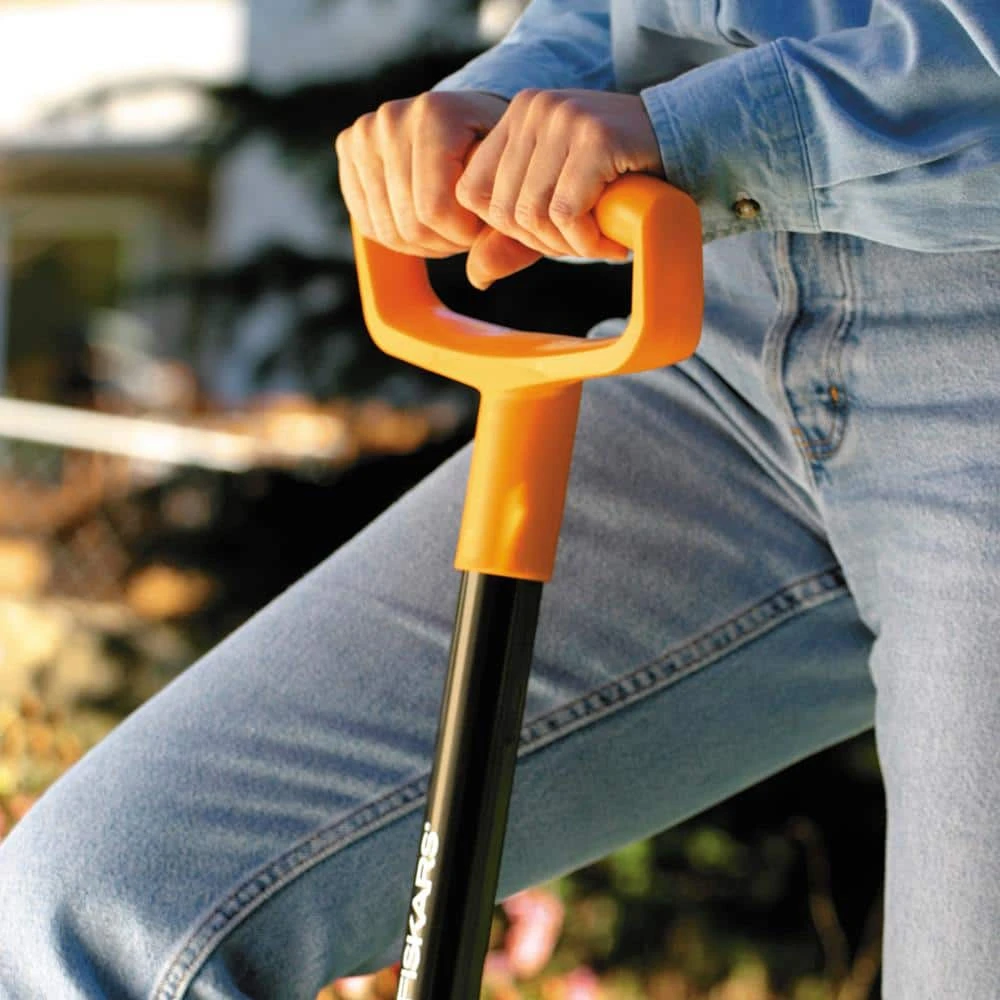 Steel D-handle Garden Spade by Fiskars 6 Steel D-handle Garden Spade by Fiskars - Image 4